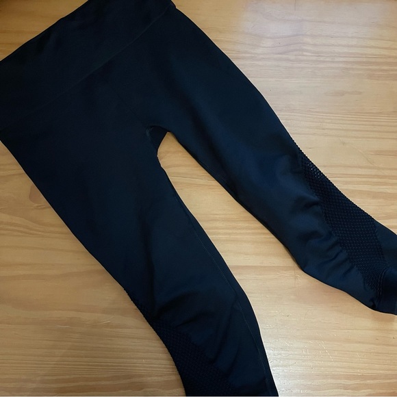 Athleta Breakthrough Lasercut Tights Black sz L - Picture 2 of 9